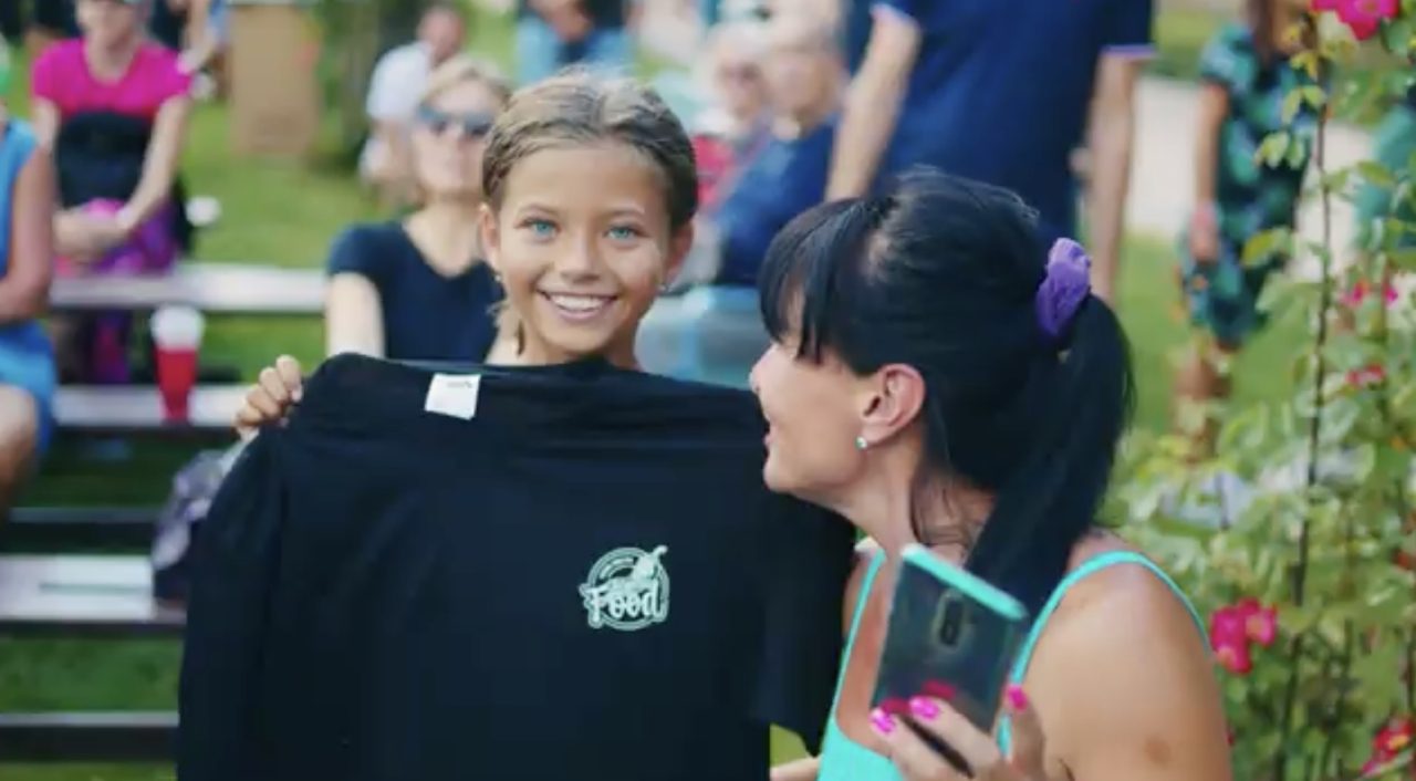 Vystřelovač triček na Jičínském food festivalu - náhled videa